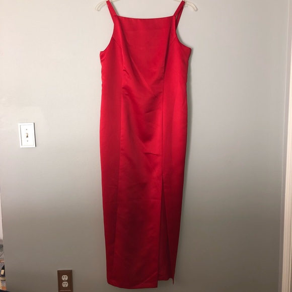 Beautiful Dress! - Picture 2 of 7